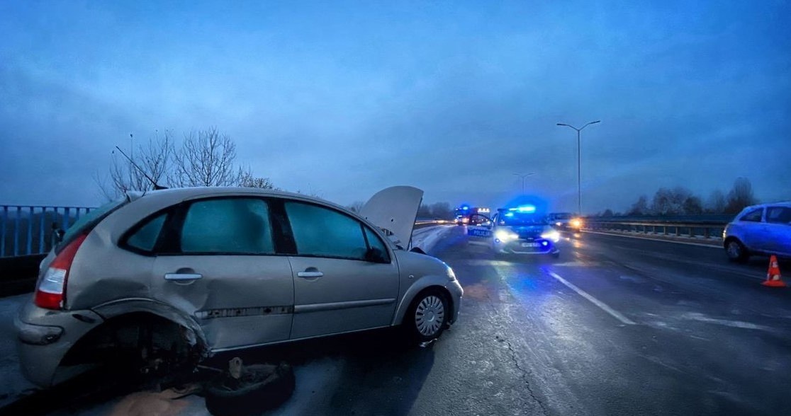 Za spowodowanie kolizji kierowcy grozi grzywna. /Śląska.POLICJA.pl Świętochłowice /Policja