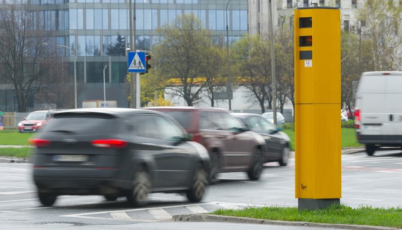 Za sprawą nowych przepisów trudniej będzie wymigać się od mandatu za przekroczenie prędkości /Bartosz Krupa /East News