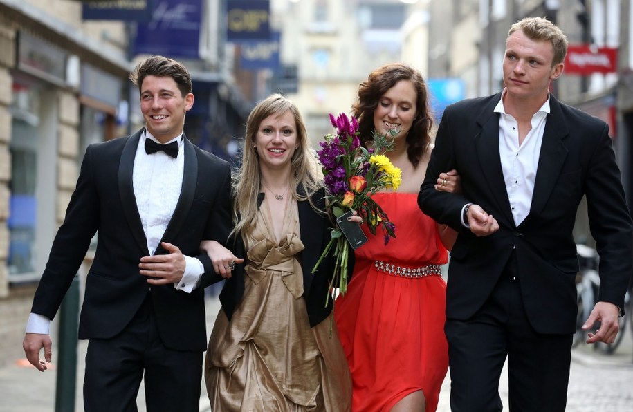 Za sto dni matura, ale teraz czas na bal! /Chris Radburn    /PAP/EPA