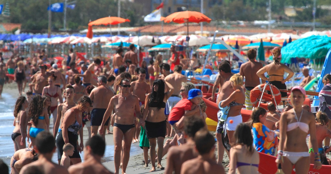 Za takie zachowanie na plaży wysoka kara. Do zapłaty nawet 500 zł /PHILIPPE TURPIN/Photononstop /AFP