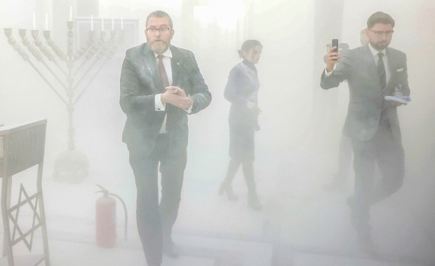 Za te siedem spraw Braun odpowie przed sądem. Chodzi m.in. o świece chanukowe 