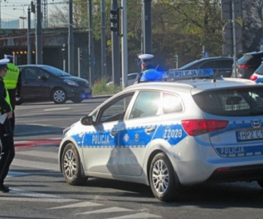 Za te zachowania policjant powinien dostać mandat