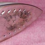 Za ten trik należy się medal. Spalenizna z żelazka schodzi jak ręką odjął