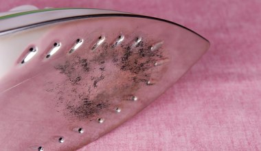 Za ten trik należy się medal. Spalenizna z żelazka schodzi jak ręką odjął