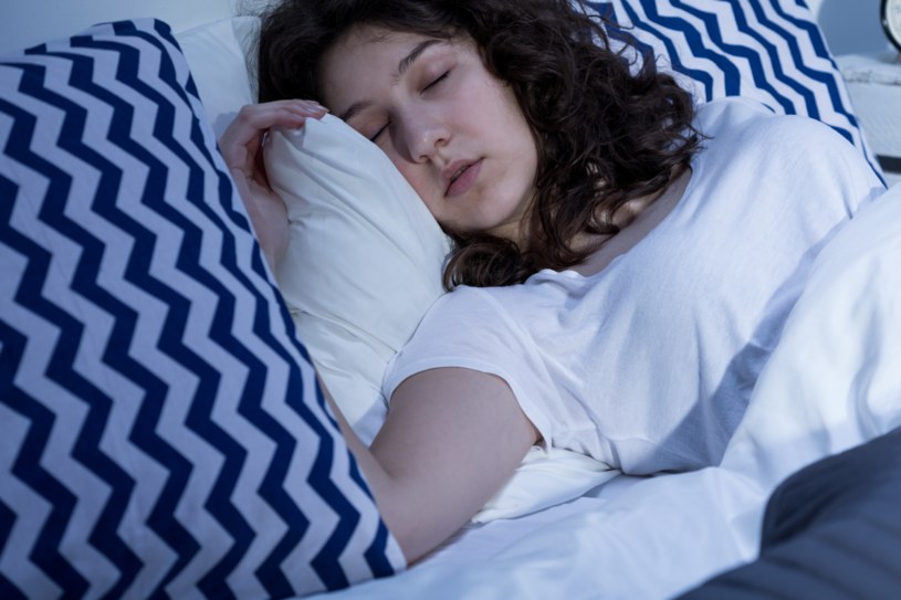 Za uczucie senności odpowiada przede wszystkim melatonina, czyli hormon produkowany przez szyszynkę /123RF/PICSEL