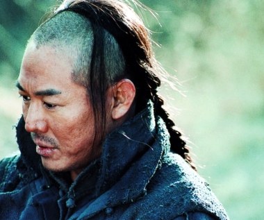 Za udział w filmie "Władca wojny" Li zainkasował rekordową w tamtym czasie gażę w wysokości 13,5 milionów dolarów. Prawie połowa z 40-milionowego budżetu filmu przeznaczona została na wynagrodzenia aktorskie, jednak reżyser Peter Chan uznał, że udział Li w projekcie jest "gwarancją" przyszłych zysków.

"Bez Jeta Li nie odważylibyśmy się zainwestować 40 milionów dolarów w chińskojęzyczną produkcję" - powiedział w rozmowie z chińską agencją Xinhua.