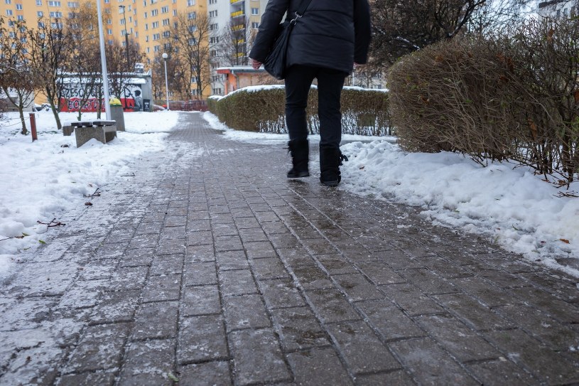 Za upadek na chodniku możesz dostać odszkodowanie. Oto kto musi je wypłacić