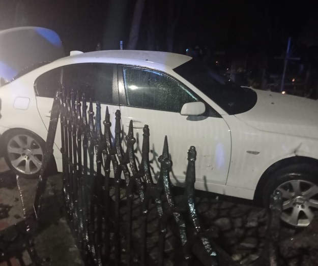 Za uszkodzenie ogrodzenia i nagrobków kierowca został ukarany mandatem /Lubelska Policja /Policja