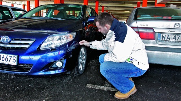 Za uszkodzenie samochodu na parkingu strzeżonym można domagać się odszkodowania od firmy prowadzącej obiekt. /Motor