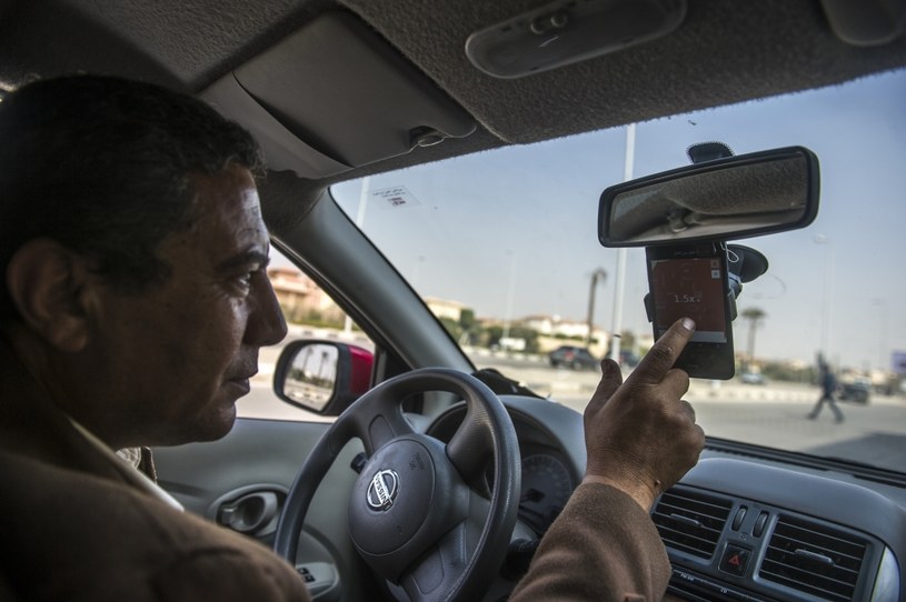 Za używanie smartfonu w samochodzie grozi 135 euro kary /AFP