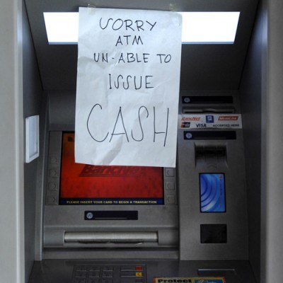 Za wypłatę gotówki z bankomatu kartą kredytową, zapłacimy prowizję. /AFP