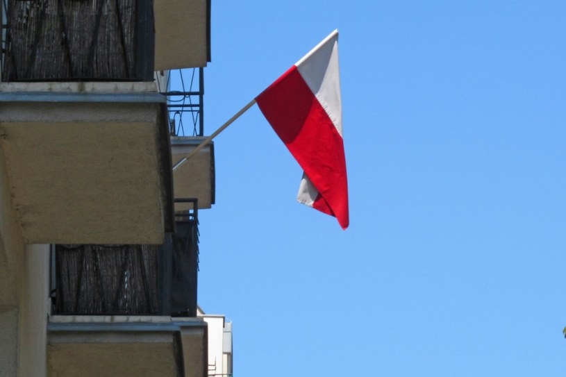 Za wywieszenie takiej flagi przed domem grozi mandat. Pamiętaj o tych zasadach