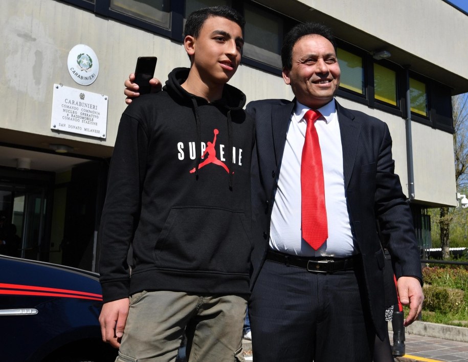 Za zdjęciu Rahmi z ojcem /ANSA/DANIEL DAL ZENNARO /PAP/EPA