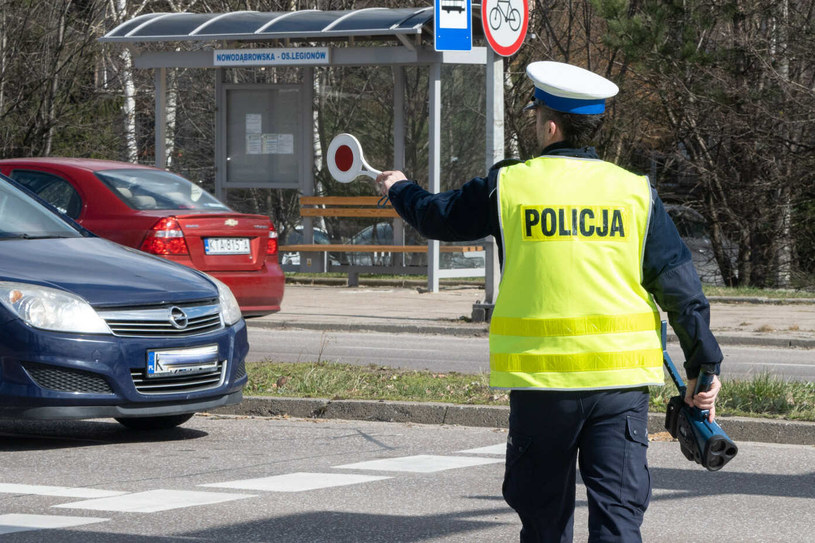 Za złamanie ograniczenia prędkości nakładanego przez znak D-42 grożą surowe kary - w tym nawet utrata prawa jazdy na 3 miesiące /Tadeusz Koniarz/REPORTER /East News