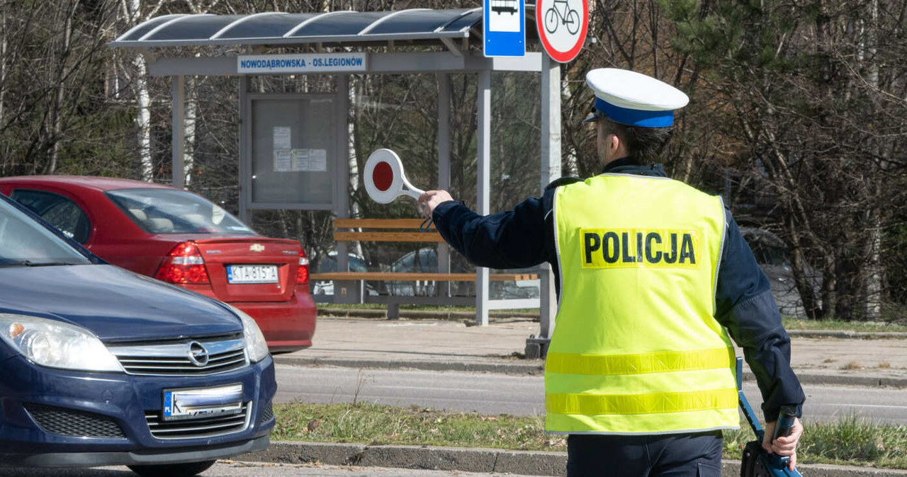 Za złamanie ograniczenia prędkości nakładanego przez znak D-42 grożą surowe kary - w tym nawet utrata prawa jazdy na 3 miesiące /Tadeusz Koniarz/REPORTER /East News