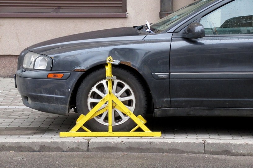 Za złe parkowanie grozi nie tylko mandat. Na koło może też być nałożona blokada. Auto można też odholować. /Marek Bazak /East News