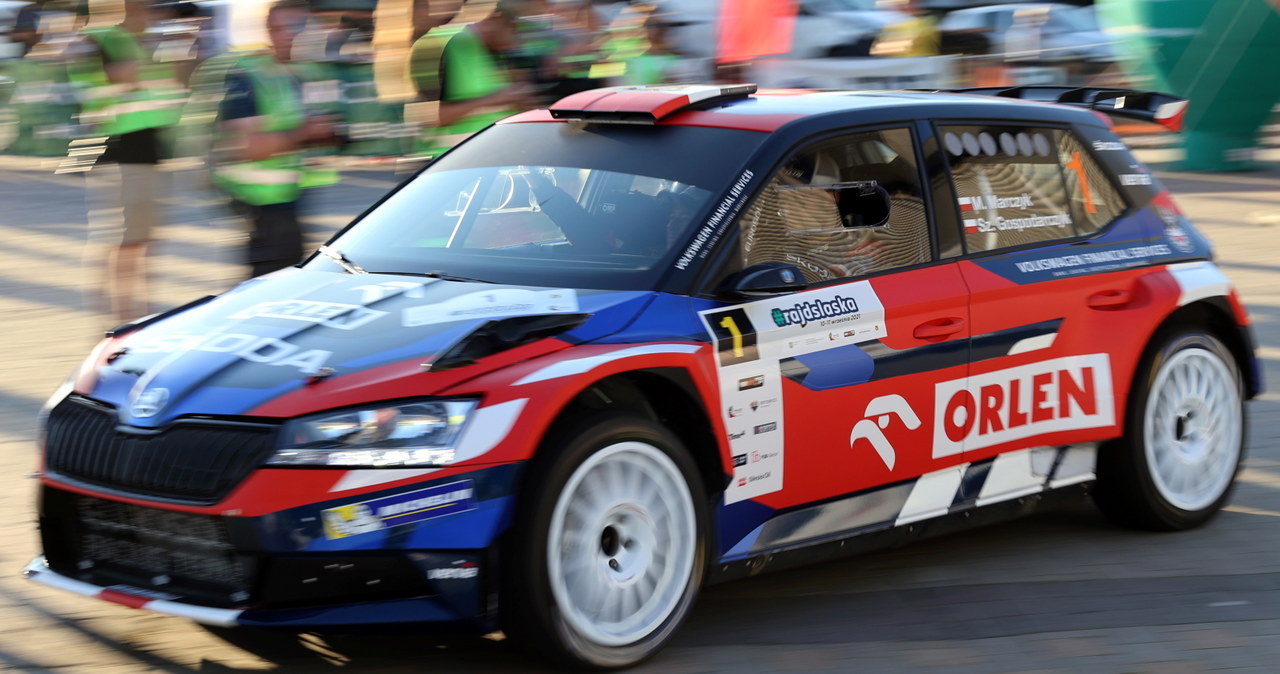 Za zwycięzców rajdu uznano  Mikołaja Marczyka i pilota Szymona Gospodarczyka (Skoda Fabia Rally2 Evo) /Andrzej  Grygiel /PAP