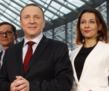 Zaangażowanie dziennikarki w kilka nowych projektów TVP w 2017 roku oraz jej wspólne zdjęcie z powołanym wtedy na stanowisko prezesa TVP Jacka Kurskiego sprawiło, że w wielu mediach zaczęto określać ją mianem "ulubienicy Kurskiego" lub "twarzy telewizji Jacka Kurskiego". Popek twierdzi, że były to złośliwe plotki, nie uważa się bowiem za gwiazdę nowej Telewizji Polskiej. Jej zdaniem po 20 latach pracy w TVP oczywiste jest, że widzowie kojarzą ją właśnie z tą stacją.

- Jednak jestem wyłącznie swoją własną twarzą, niczyją inną. Wszyscy, którzy tak wnikliwie przypatrywali się mojej podobno dobrze rozwijającej się karierze w czasie dobrej zmiany, jeśli naprawdę są zainteresowani tym, kto jest tą twarzą, to powinni się przyjrzeć, kto pracuje na antenie, kto naprawdę pojawia się najczęściej - mówi Anna Popek.