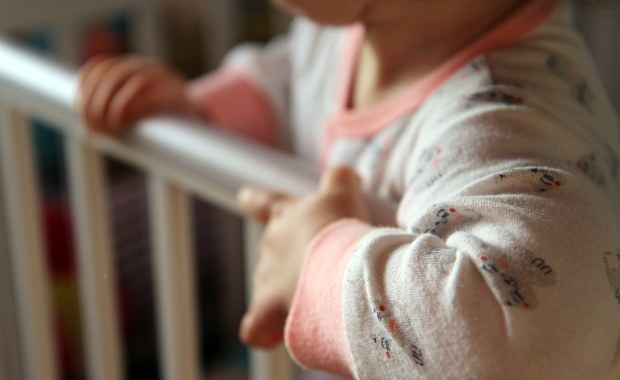 Zaatakował nożem konkubinę i 1,5-roczną córkę. Dziecko jest w ciężkim stanie