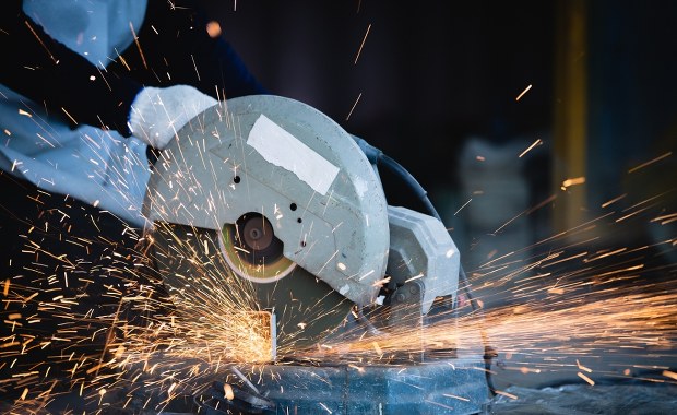 Zaatakował piłą do cięcia metalu. "Łowcy głów" zatrzymali 23-latka