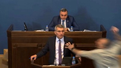 Zaatakował posła na mównicy. Poszło o tzw. rosyjską ustawę