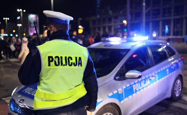 Zaatakował pracownika ochrony. W Warszawie trwa obława