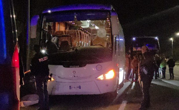 Zaatakowali autokar z kibicami po meczu. Nie żyje kierowca