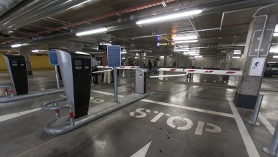 Zaatakowali ochroniarza gazem i maczetą, bo nakleił znaczek na źle zaparkowane auto