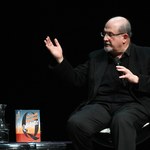 Zaatakowany nożem Salman Rushdie pod respiratorem. Może stracić oko