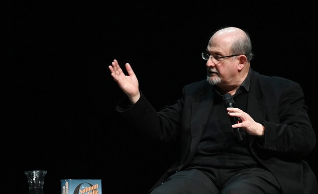 Zaatakowany nożem Salman Rushdie pod respiratorem. Może stracić oko