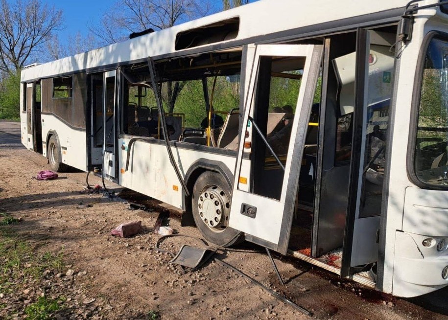 Zaatakowany przez rosyjski dron-kamikadze autobus, którym jechali pracownicy jednego z zakładów /@dnipropetrovskaODA / Telegram /