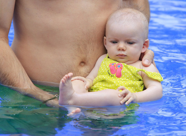 Zabawa w wodzie to także jeden ze skutecznych sposobów na wzmocnienie odporności dziecka. /123RF/PICSEL