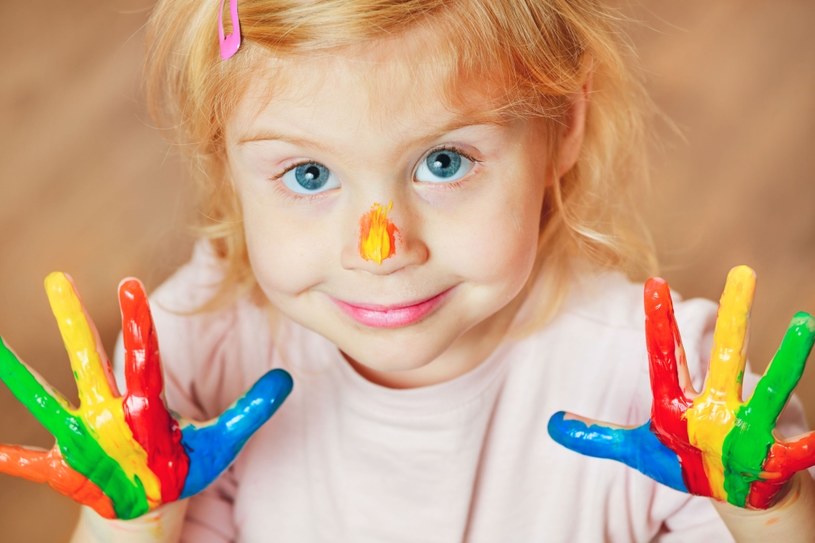 Zabawy manualne rozwijają wyobraźnię dziecka /123RF/PICSEL