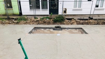 "Zabetonowane" auto nagle zniknęło z łódzkiej ulicy