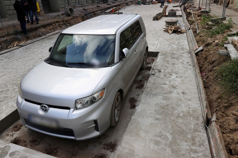 "Zabetonowany" samochód na remontowanej ul. Legionów w Łodzi /Marian Zubrzycki /PAP