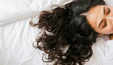 Zabezpiecz włosy na noc jedwabnym turbanem i obudź się bez puszenia