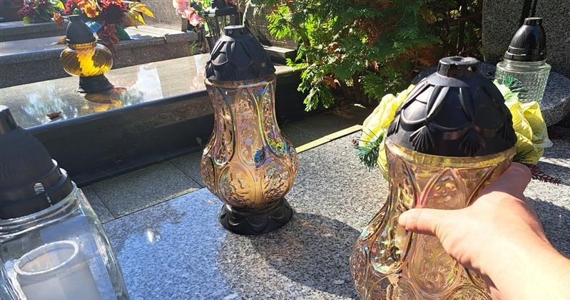 Zabezpiecz znicze przed kradzieżą. W przeciwnym wypadku mogą zniknąć z grobu przed Wszystkimi Świętymi. /Tomasz Hirkyj /INTERIA.PL