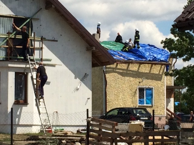 Zabezpieczanie domów uszkodzonych przez żywioł /Kuba Kaługa (RMF FM) /RMF FM
