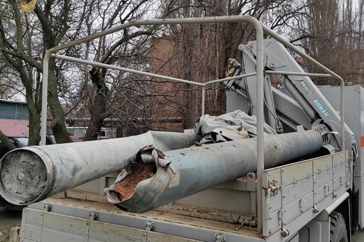 Zabezpieczanie odnalezionej amunicji na terenach prywatnych gospodarstw domowych w Mikołajowie /DSNS /PAP