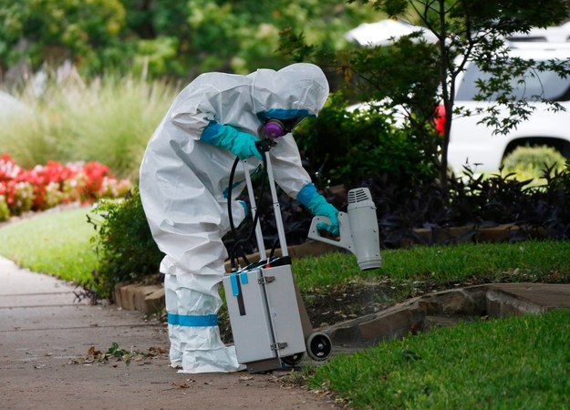 Zabezpieczanie otoczenia domu pielęgniarki z Dallas, u której potwierdzono obecność wirusa Ebola /LARRY W. SMITH /PAP/EPA