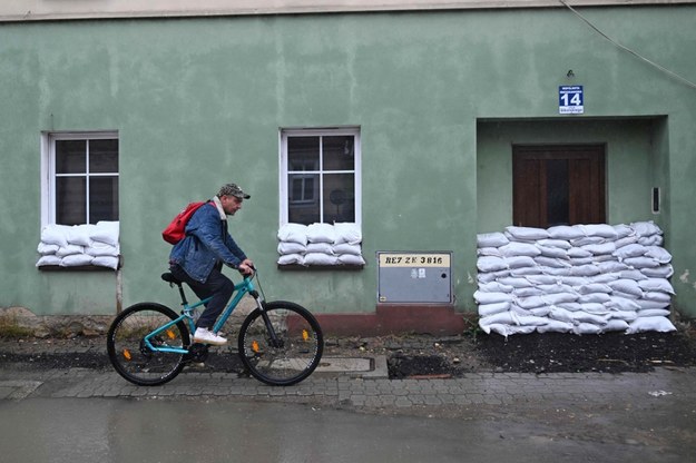 Zabezpieczenia przed wodą w Głuchołazach /East News