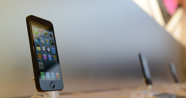 Zabezpiecznia ominięto na dwóch smartfonach iPhone 5 z Wielkiej Brytanii /AFP