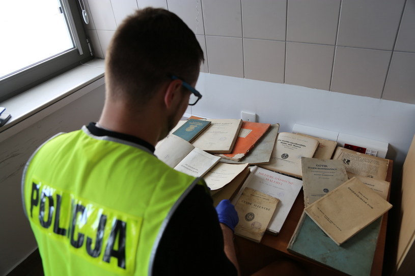 Zabezpieczone książki trafią do  Ministerstwa Kultury i Dziedzictwa Narodowego /Policja