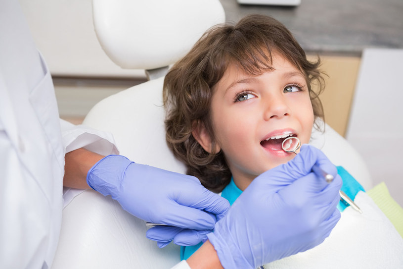 Zabiegi fluoryzacji zębów u dzieci spotykają się z krytyką ze strony wielu rodziców /123RF/PICSEL