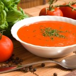 Zabielasz zupę pomidorową śmietaną? Kucharze polecają inny sposób