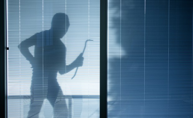 Zabierał na włamania swojego 12-letniego syna. 38-latek w areszcie