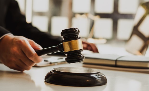 Zabił matkę, ale decyzją sądu nie trafi do więzienia