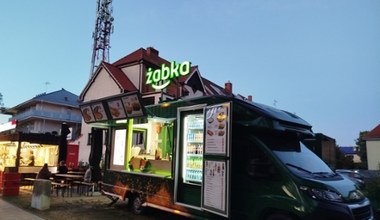 Żabka stawia na kolejną innowację. Czas na zakupy w kontenerach i food truckach