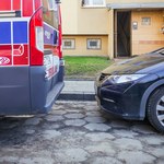 Zablokował autem przejazd karetce. Ratownicy ruszyli pieszo i zostawi mu list