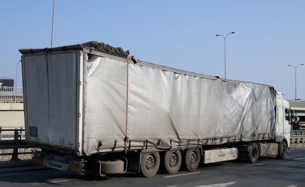 Zablokował ważny tunel i uciekł. Policja zatrzymała kierowcę ciężarówki